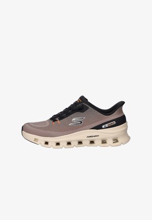 Graue und beige Sportschuhe mit einem Obermaterial aus Mesh, schwarzen Akzenten und orangefarbenen Details. Verfügt über eine dicke Sohle mit Ausschnitten für zusätzliche Dämpfung.