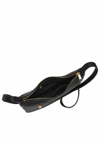 Sac en cuir noir avec fermeture éclair, compartiments intérieurs et quincaillerie dorée. Présente un design plat et épuré avec une courte poignée.