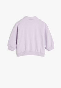 Suéter pullover lavanda de corte relajado, con puños y dobladillo acanalados, y un cuello alto. Fabricado con una tela suave y texturizada.