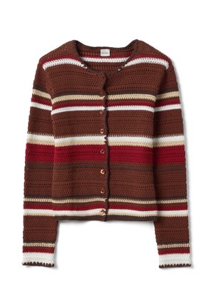 Cárdigan de crochet con botones y rayas horizontales en marrón, rojo, blanco y beige, con mangas largas y escote redondo.