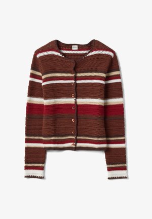 Cardigan à boutons crocheté avec des rayures horizontales en marron, rouge, blanc et beige, doté de manches longues et d'un col rond.