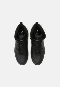 Czarne wysokie sneakersy z gładkiej skóry, z okrągłym noskiem, sznurowane, z wyściełanym kołnierzem i subtelnym logo na języku.