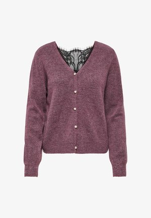 Paarse gebreide cardigan met parelknopen en zichtbare zwarte kanten afwerking bij de V-hals, lange mouwen en geribbelde manchetten.