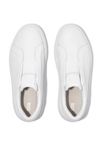 Zapatos blancos sin cordones con exterior de cuero liso, punta redondeada y paneles elásticos en los costados. Forro interior suave de color beige visible.