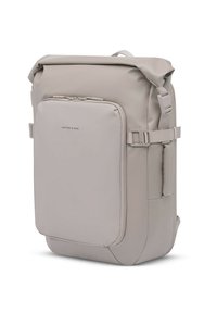 Lichtgrijze rechthoekige rugzak met roll-top sluiting, voorvak met ritssluiting, zijhandvat en verstelbare compressieriemen op een witte achtergrond.