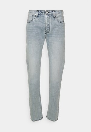 Jean denim bleu clair à coupe droite avec bouton devant, fermeture éclair et design à cinq poches sur un fond uni.