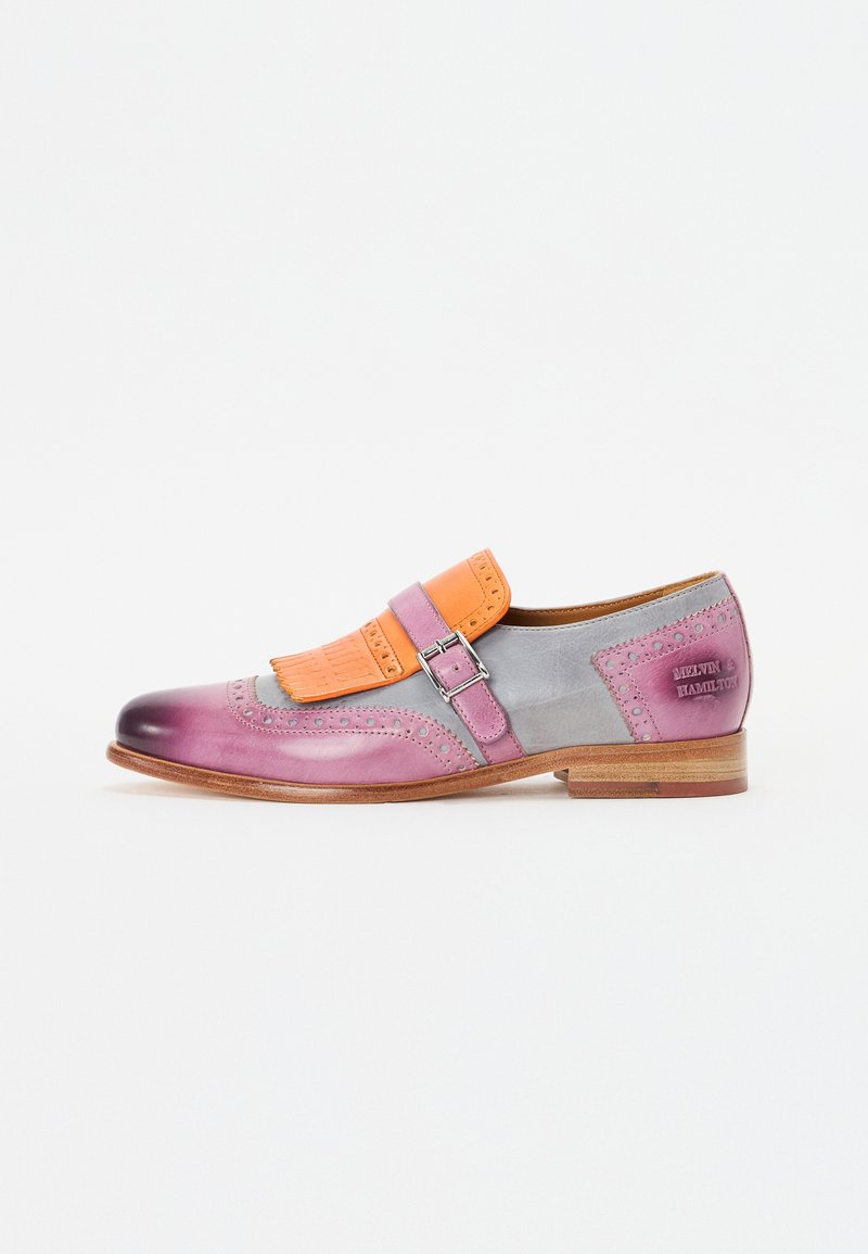Scarpa in pelle multicolore con accenti rosa, viola e arancione, caratterizzata da dettagli decorativi in brogue e una fascia con fibbia laterale.