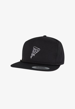 Mustat snapback-lippikset, jotka on valmistettu kankaasta, ja joissa on valkoisella brodeerattu pizzaviipale grafiikka, jossa on valuvan juuston yksityiskohtia. Lippiksen reunus on viimeistelty punottuna.
