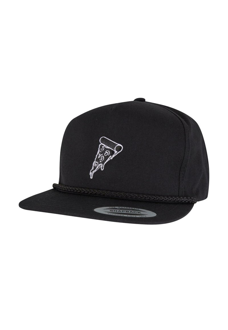 Zwarte snapback cap van stof, versierd met een witte geborduurde pizzapunten graphic met druipende kaas, afgewerkt met een gevlochten klep.