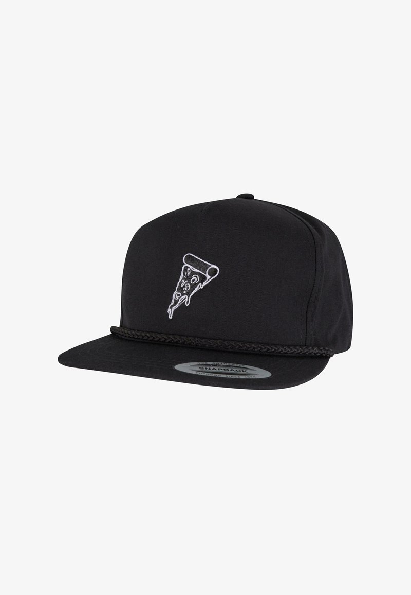 Fekete snapback sapka, amely szövetből készült, fehér hímzett pizza szelet grafikával, olvadt sajttal, fonott karimával befejezve.