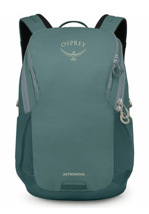 Zaino Green Osprey Astronova con numerosi scomparti con zip e spallacci imbottiti, progettato per l'uso all'aperto.