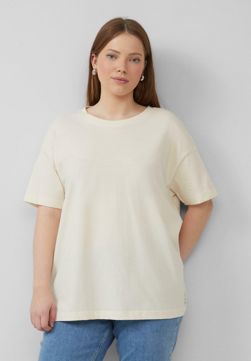 Crème-kleurige katoenen t-shirt met korte mouwen, een ronde halslijn en een relaxte pasvorm. Bevat een klein logo-detail aan de onderrand.