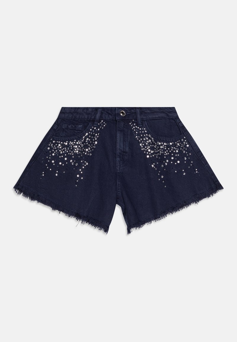 Pantalones cortos de mezclilla azul marino con dobladillo deshilachado, con adornos de lentejuelas plateadas en un diseño degradado sobre los bolsillos frontales.