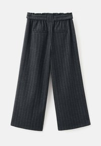 Pantalon large gris foncé à rayures fines. Confectionné dans un tissu à la texture douce, avec une ceinture élastique et deux poches arrière.