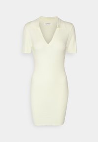 Vestido justo de mangas curtas em amarelo-claro, feito de tecido de malha canelada. Apresenta um decote em V e um colarinho clássico.