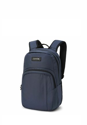 Mochila de color azul marino con correas de hombro acolchadas, múltiples compartimentos con cremallera y un parche con el logo en la parte frontal. Fabricada con material duradero.