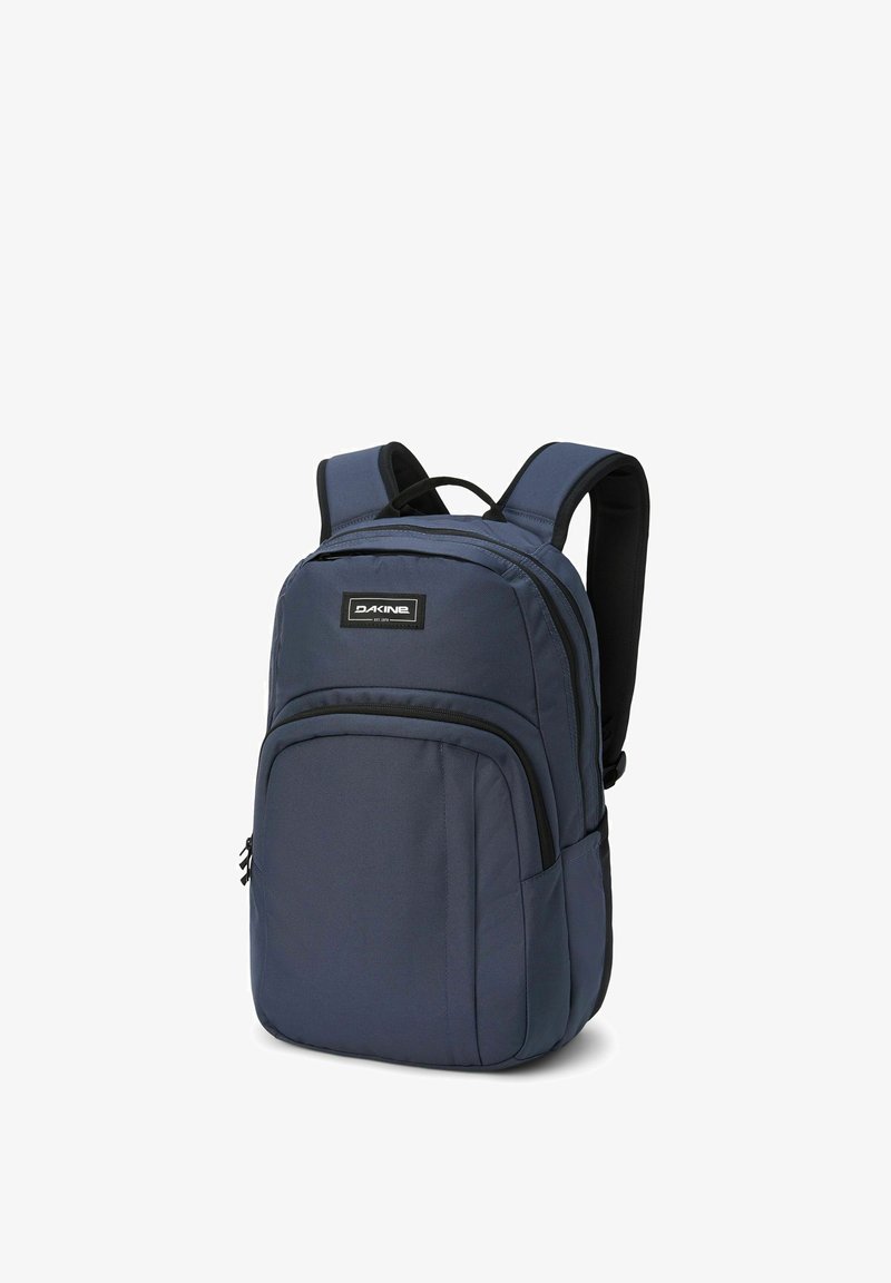 Zaino blu navy con spallacci imbottiti, molteplici scomparti con zip e una toppa con logo sul davanti. Realizzato in tessuto resistente.