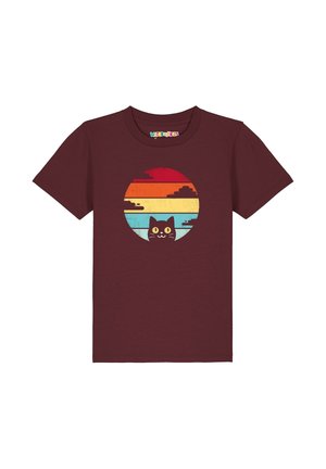 Bordeauxrode T-shirt met een circulair retro zonsondergangontwerp met horizontale strepen en een zwarte kat die met grote ogen naar buiten gluurt.