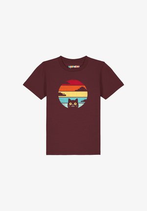 Bordeauxrode T-shirt met een circulair retro zonsondergangontwerp met horizontale strepen en een zwarte kat die met grote ogen naar buiten gluurt.