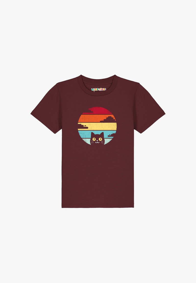 T-shirt bordeaux avec un motif circulaire rétro de coucher de soleil présentant des rayures horizontales et un chat noir qui regarde avec de grands yeux.