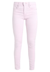 Jeans pitillo de talle alto en rosa claro con botón frontal, cremallera y diseño de cinco bolsillos, mostrados sobre fondo blanco.