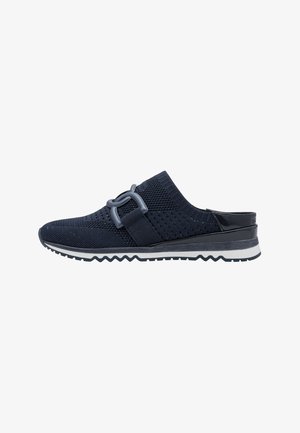 Marineblå slip-on sko med mesh-overdel, tyk gummisål, zigzag mønster og en dekorativ spænde-rem. Har en kontrasterende hvid mellemsål.