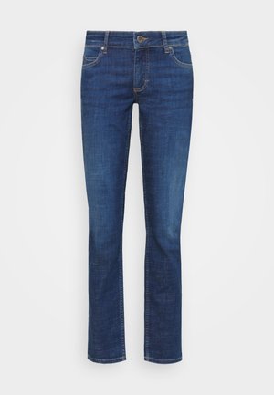 Jeans de mezclilla en un tono azul oscuro con un diseño de pierna recta. Las características incluyen un cierre de botón, presillas para cinturón y bolsillos frontales.