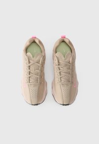 Sapatilhas bege com parte superior em malha, palmilha verde, detalhes em rosa e pormenores perfurados. Apresentam atacadores e uma sola texturizada.