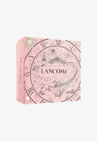 Pink rektangulær boks med indviklede sorte linjekunstillustrationer, herunder landemærker og snefnug, med "LANCOME" fremtrædende vist.