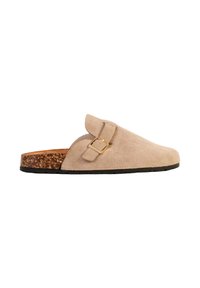 Mule beige en suède à enfiler avec semelle en liège, bande de roulement noire, et bride latérale avec boucle dorée, vue de côté extérieur.