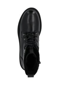 Botín negro con cordones, hecho de cuero liso, que presenta una punta redondeada, ojales de metal y una lengüeta en el talón para facilitar su puesta.