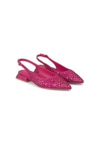 Scarpe slingback fucsia con punta affusolata, caratterizzate da motivi geometrici ritagliati e un tacco basso a blocco. Texture liscia con cinturino regolabile.