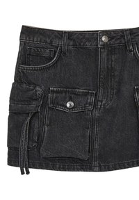 Jupe en denim noir, avec une taille haute, des poches avant et une poche cargo avec fermeture à pression ; texture lisse et coupe ajustée.