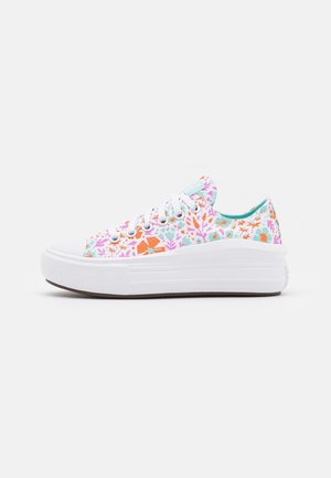 Białe sneakersy na platformie z kolorowymi kwiatowymi wzorami w pomarańczowym, różowym i turkusowym, z białymi sznurówkami i grubą podeszwą.