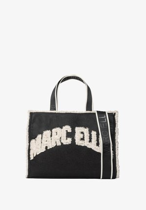 Borsa tote nera con dettagli in pelliccia sintetica bianca e la scritta "MARC ELLI" in tessuto bianco strutturato. Presenta manici corti e cinturini a contrasto.