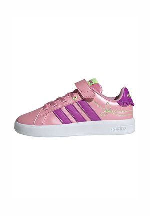 Baskets Adidas roses avec des bandes violettes, semelle blanche, fermeture velcro et détails verts, vues de côté sur fond blanc.