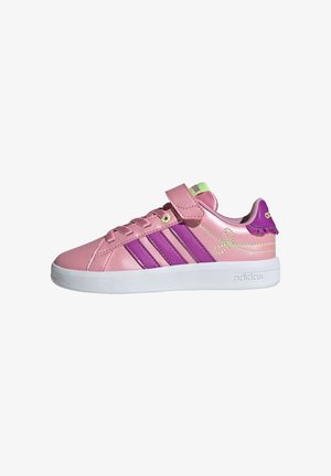 Baskets Adidas roses avec des bandes violettes, semelle blanche, fermeture velcro et détails verts, vues de côté sur fond blanc.