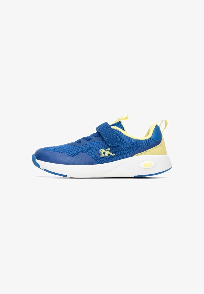 Zapatilla deportiva azul con detalles en amarillo. Cuenta con una parte superior de malla, collar acolchado y una correa ajustable. Suela blanca con detalle en azul.