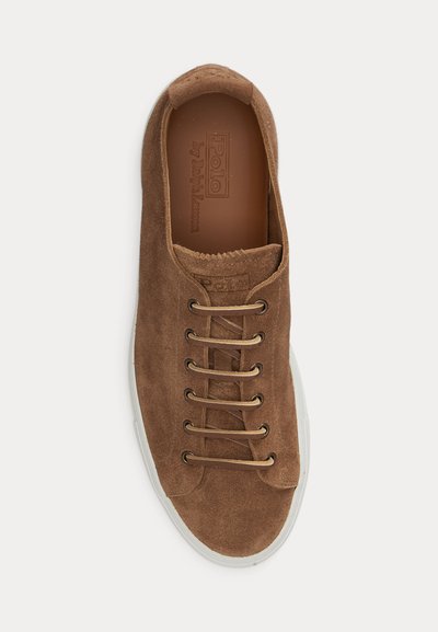 Brun semsket sneakers med beige elastiske snørebånd uten knyting og hvit gummisåle, sett ovenfra, Polo av Ralph Lauren-merke inni.