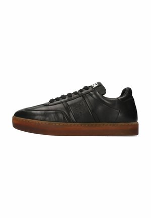 Trainers - black