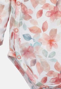 Långärmad bodysuit med ett blommönster i mjuka rosa, orange och blå nyanser. Tryckknappar längs fram och i botten. Tillverkad av bomull.