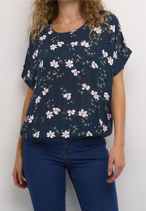 Haut à manches courtes bleu marine à motif floral avec des fleurs roses et des accents verts. Tissu doux avec une coupe décontractée, doté d'un col rond et d'un design fluide.