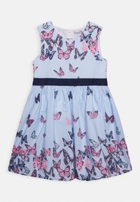 Ljusblå ärmlös klänning med fjärilstryck i rosa och marinblått. Har ett marinblått midjeband och en utsvängd kjol. Tillverkad av ett texturerat tyg.