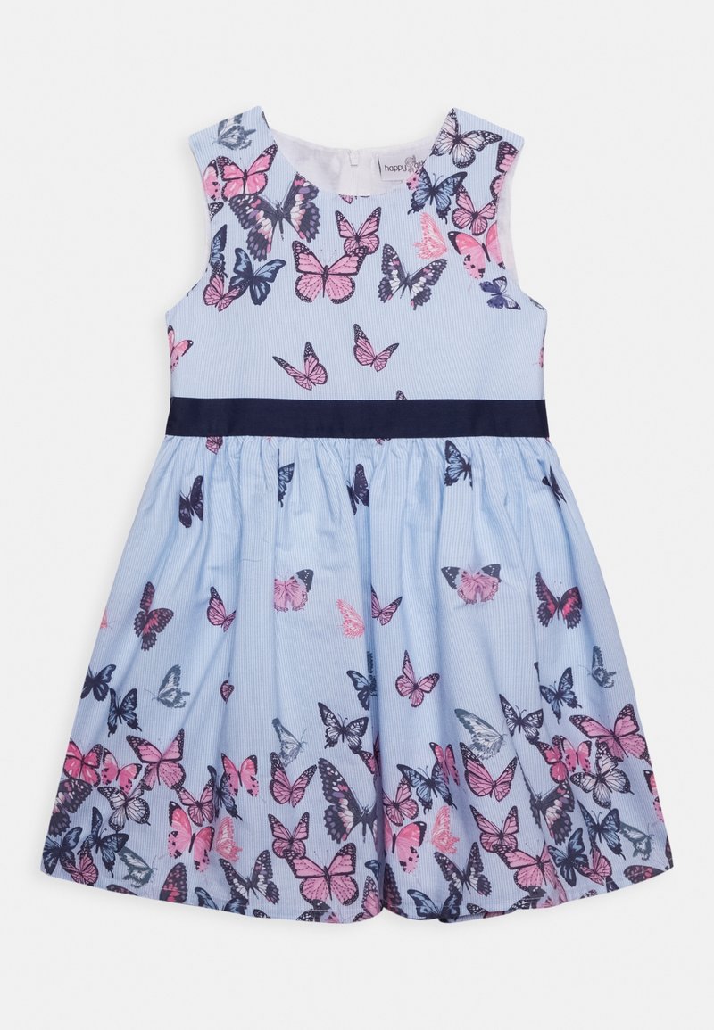 Vestido sin mangas de color azul claro con estampado de mariposas en rosa y azul marino. Presenta una cinturilla en azul marino y una falda acampanada. Está hecho de una tela texturizada.