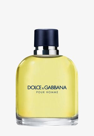 Flacon en verre transparent avec liquide jaune et bouchon bleu foncé étiqueté Dolce & Gabbana Pour Homme parfum pour homme.