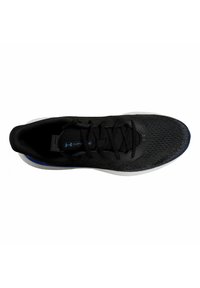 Zapatilla deportiva negra con una parte superior texturizada, puntera redonda, cordones finos y suela blanca. Presenta acentos azules en el talón y en la marca.