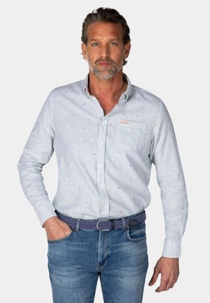Lichtblauwe gestreepte button-up shirt met kleurrijke spikkels, enkele borstzak en een klassieke kraag. Gecombineerd met denim jeans en een patroontas.