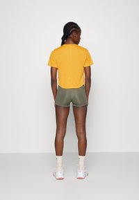Nike Performance W NP 365  3IN - Leggings - medium olive/black