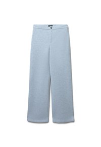 Pantalons larges gris clair, en tissu doux, dotés d'une taille plate, d'une fermeture à bouton sur le devant et de lignes épurées sans poches.