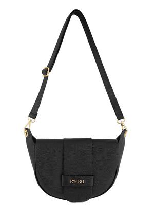 Czarna skórzana torebka na ramię o zakrzywionym kształcie, z klapką na przodzie, złotymi elementami ozdobnymi i tłoczonym logo na froncie. W zestawie regulowany pasek.